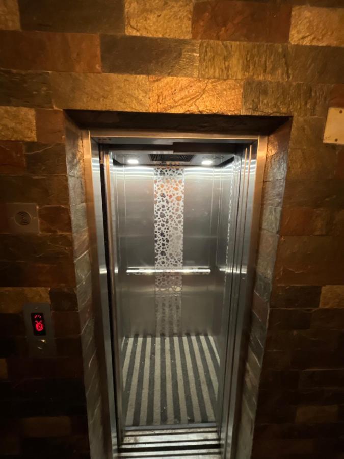 Tower 21 Regency Hotel Kochi Екстериор снимка