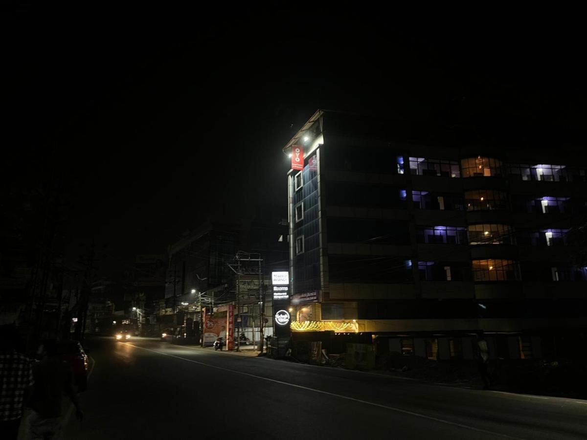 Tower 21 Regency Hotel Kochi Екстериор снимка